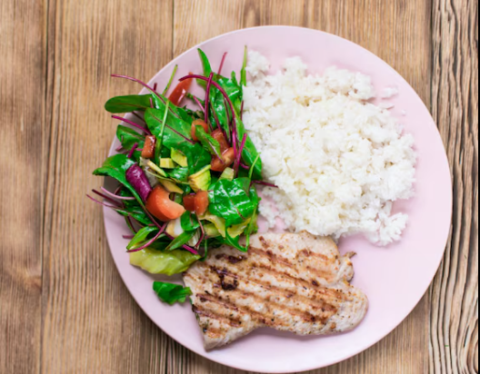 Arroz con carne y ensalada