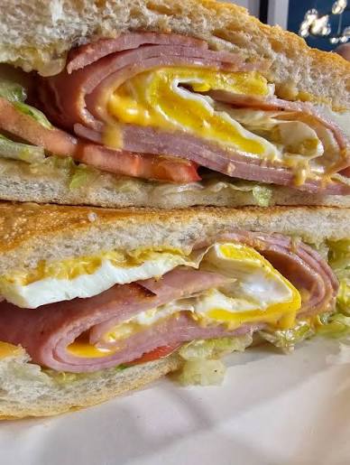 Sándwich triple (Jamón, queso y pierna ahumada)
