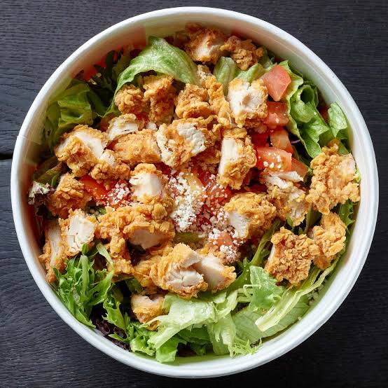 ENSALADA DE POLLO Y CRUTONES