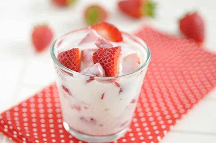 YOGURT MIX NATURAL CON FRESA Y BLUEBERRIES.